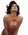 Sherilyn Fenn, regarde les toiles mais tout le monde regarde ailleurs, allez comprendre...