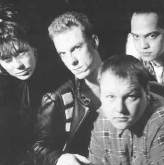 Une des rares photos o� les Pixies ressemblent � un vrai groupe de rock